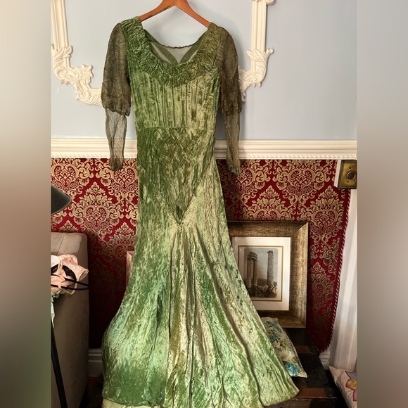 Romeo and Juliet Antique Velvet Dress - Picture 2 of 12